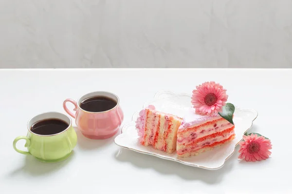 白いテーブルの上にピンクのケーキとお茶2杯 — ストック写真