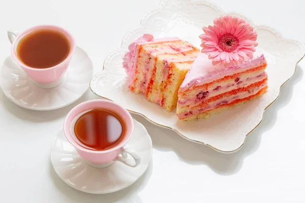 白いテーブルの上にピンクのケーキとお茶2杯 — ストック写真