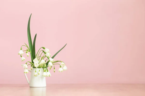 ピンクの背景に白い春の花 — ストック写真