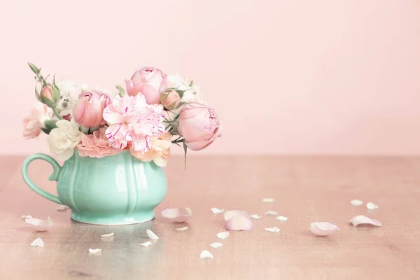 ピンクを基調としたパステルカラーの美しい春の花 — ストック写真