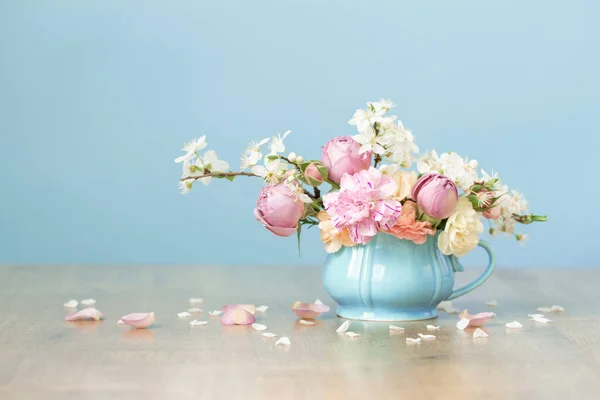 Piękne Wiosenne Kwiaty Vintage Cup Pastelowych Kolorach Niebieskim Tle — Zdjęcie stockowe