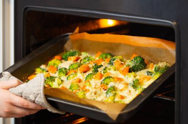 Fırında pişmiş peynirli sebzeler, vejetaryen yemekleri.