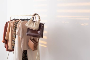 Beyaz odada kadın bej kapsül yaz gardırobu