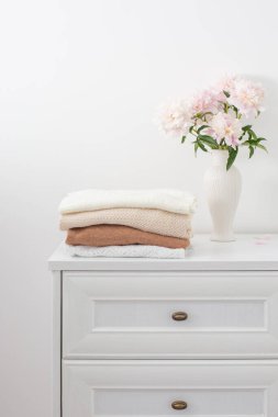 Beyaz elbiseli ve çiçekli beyaz elbiseli.