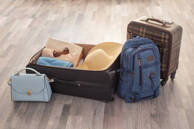 Bavullar oturma odasında seyahat için hazırlanıyor.