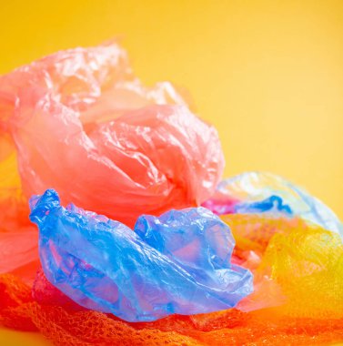 Parlak sarı arkaplanda plastik çöp