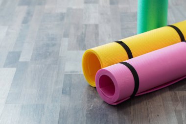 Evde ahşap zeminde spor paspası var.