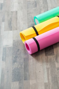 Evde ahşap zeminde spor paspası var.