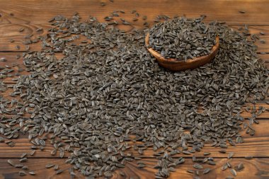 Ahşap masa üzerinde siyah ayçiçeği tohumu