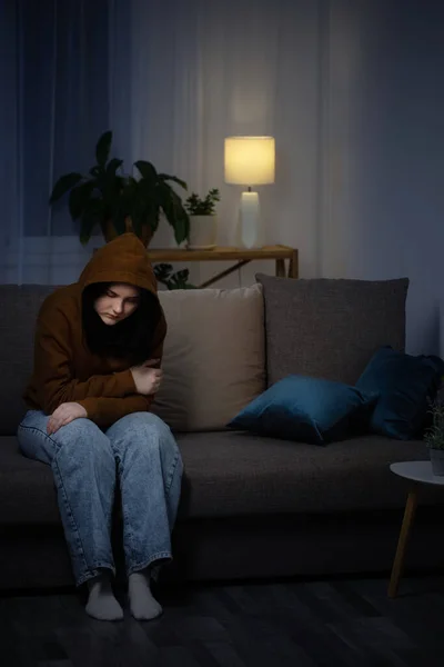 Trauriges Teenager Mädchen Das Nachts Auf Der Couch Sitzt — Stockfoto