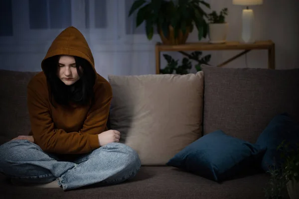 Triste Adolescente Chica Sentado Sofá Interior Noche —  Fotos de Stock