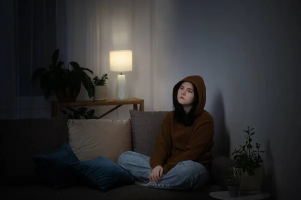 Triste Adolescente Chica Sentado Sofá Interior Noche —  Fotos de Stock