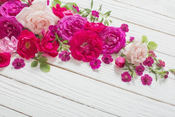 白色木制背景的粉红玫瑰 — 图库照片
