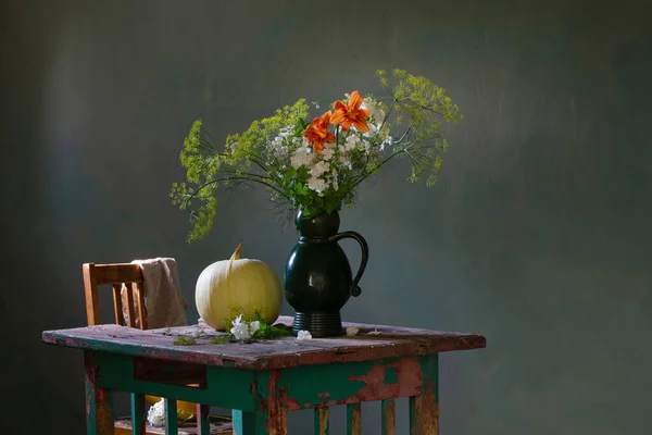 老式花束 用陶瓷壶装饰 老木桌上有南瓜 — 图库照片