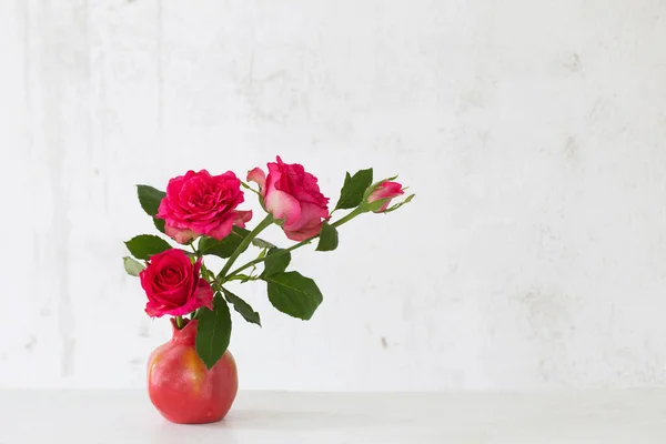 Rosa Rosas Vaso Rosa Fundo Parede Branca Velha — Fotografia de Stock