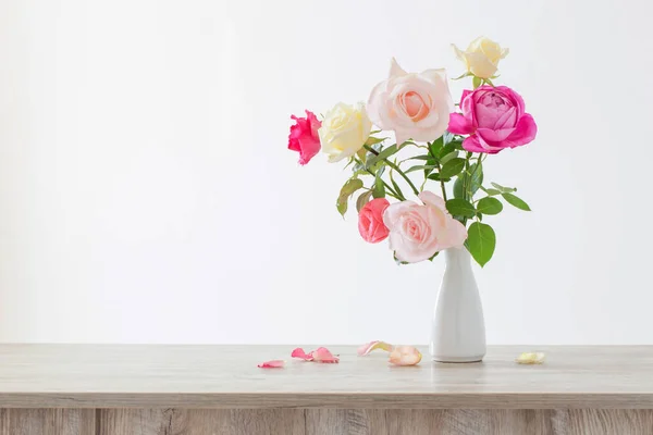 Розовые Белые Розы Белой Керамической Вазе Белом Фоне — стоковое фото