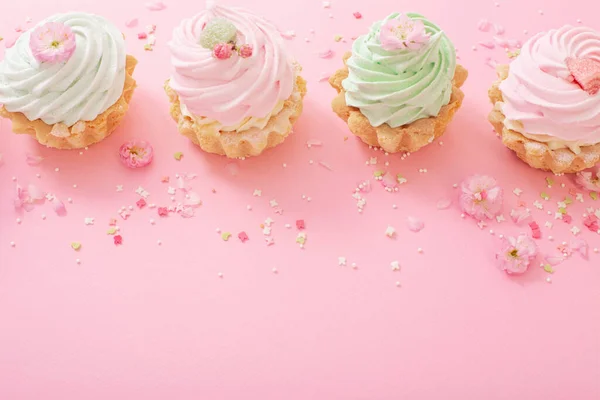 Rosa Und Grüne Cupcakes Mit Frühlingsblumen Auf Rosa Hintergrund — Stockfoto