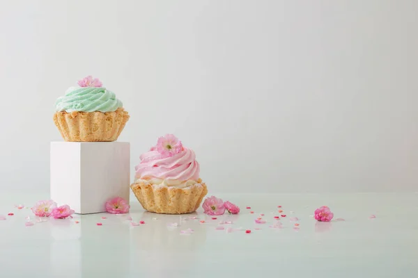 Cupcakes Roses Verts Avec Des Fleurs Printanières Sur Des Podiums — Photo