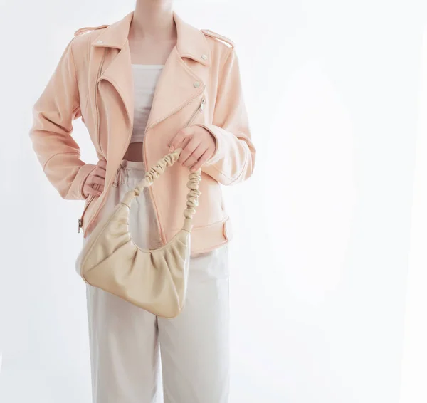若い女性ピンクのジャケットに白い背景のバッグ — ストック写真