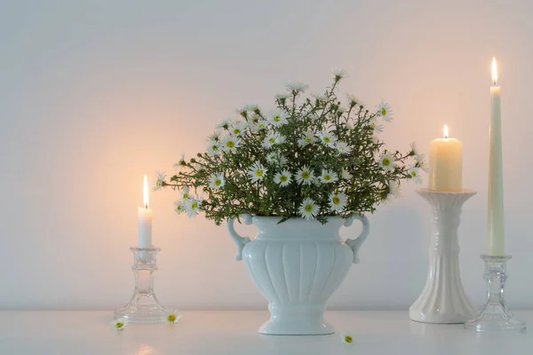 Witte Bloemen Witte Keramische Vaas Met Brandende Kaarsen Wit Interieur — Stockfoto
