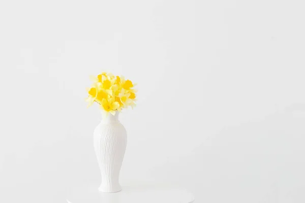 Κίτρινα Ανοιξιάτικα Λουλούδια Λευκό Βάζο Λευκό Φόντο — Φωτογραφία Αρχείου