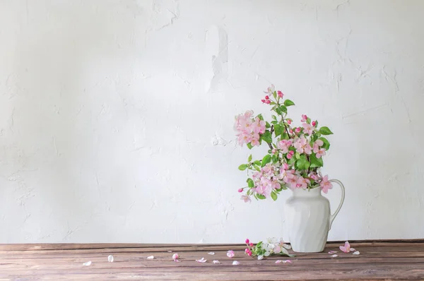 背景のグランジの壁に白いジャグのリンゴの花 — ストック写真