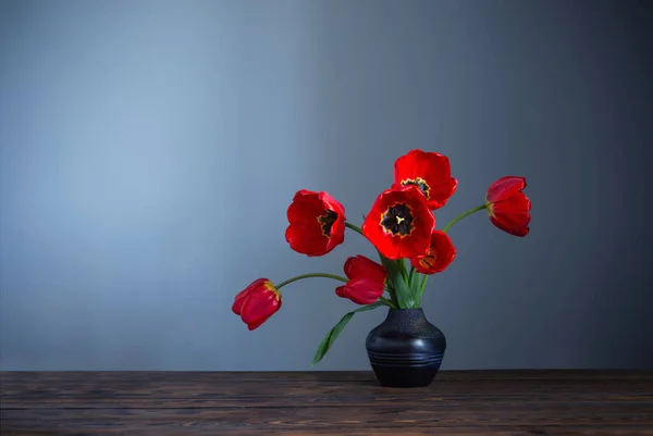 Rode Tulpen Donkere Keramische Vaas Houten Tafel — Stockfoto