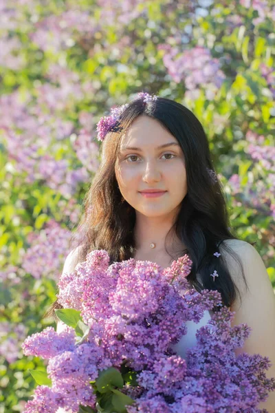 Fiatal Lány Virágzó Orgona Napfényben — Stock Fotó
