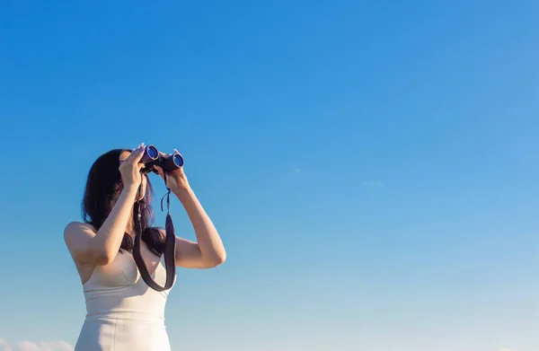 Chica Joven Con Binocular Fondo Cielo Azul —  Fotos de Stock