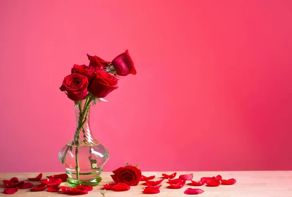 Roses Rouges Dans Vase Verre Sur Fond Rouge — Photo