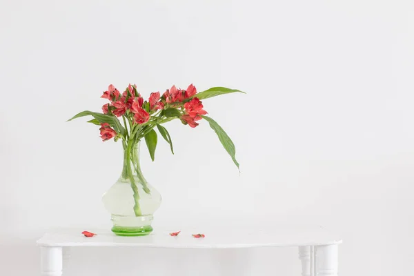 Beyaz Arkaplanda Eski Cam Vazoda Kırmızı Alstroemeria — Stok fotoğraf