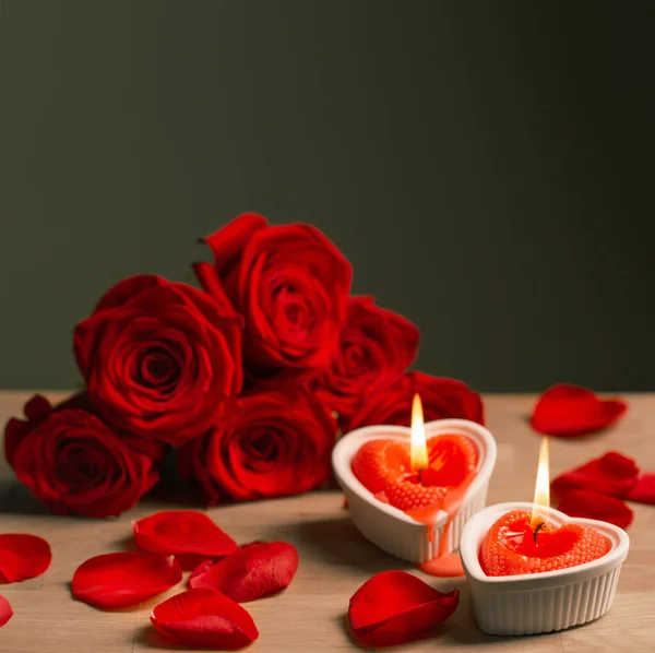 Červené Růže Hořícími Svíčkami Tmavém Pozadí — Stock fotografie