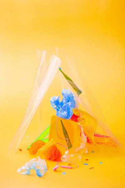 Plastikmüll Auf Leuchtend Gelbem Hintergrund — Stockfoto