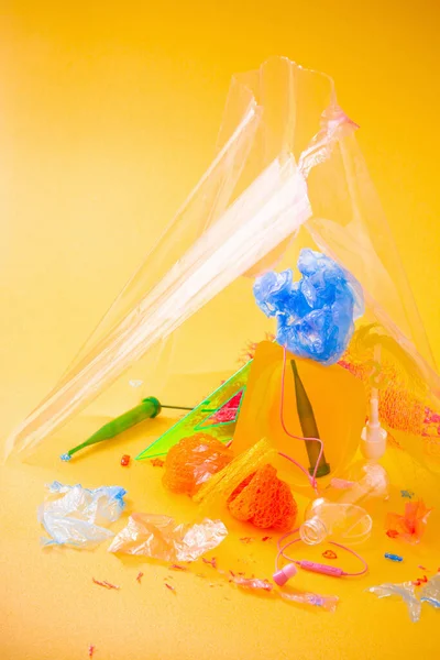 Lixo Plástico Fundo Amarelo Brilhante — Fotografia de Stock