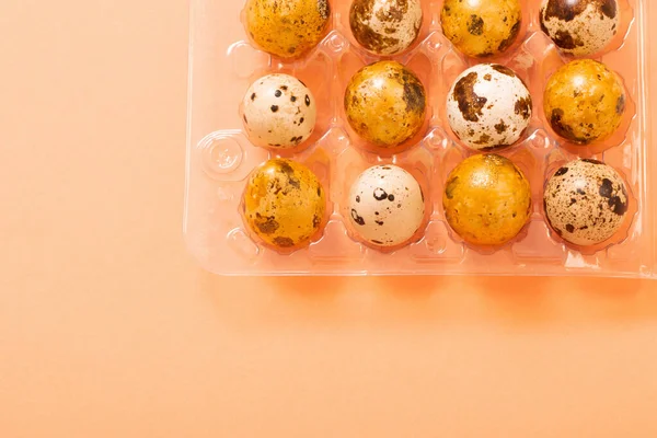 Pasqua Uova Quaglia Contenitore Plastica Sfondo Pastello — Foto Stock