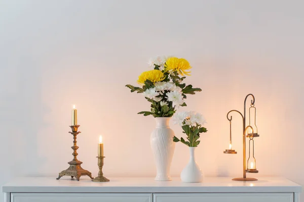 Chrysanthèmes Fleurs Dans Des Vases Des Bougies Brûlantes Intérieur Blanc — Photo