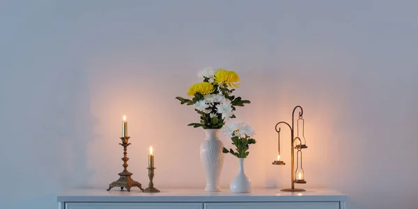 Chryzantémy Květiny Vázách Hořící Svíčky Bílém Interiéru — Stock fotografie