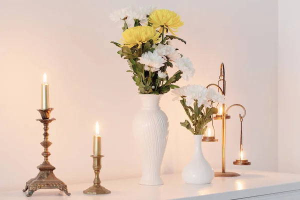 Crisântemos Flores Vasos Velas Chamas Interior Branco — Fotografia de Stock