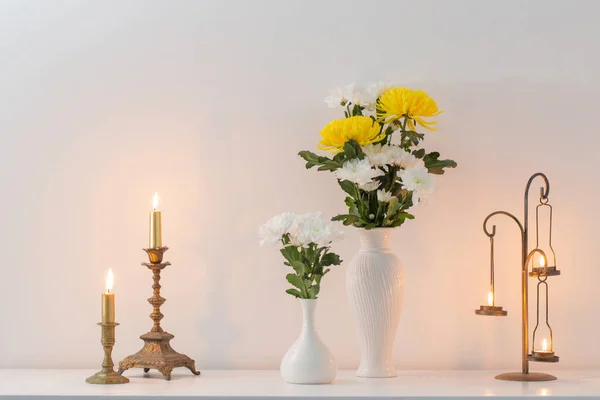 Χρυσάνθεμα Λουλούδια Βάζα Και Αναμμένα Κεριά Λευκό Εσωτερικό — Φωτογραφία Αρχείου