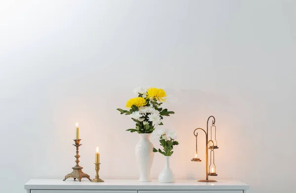 Flores Crisantemos Jarrones Velas Encendidas Interior Blanco —  Fotos de Stock
