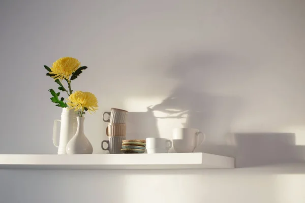 Желтый Хризантема Вазе Чашки Белой Полке Белом Фоне — стоковое фото