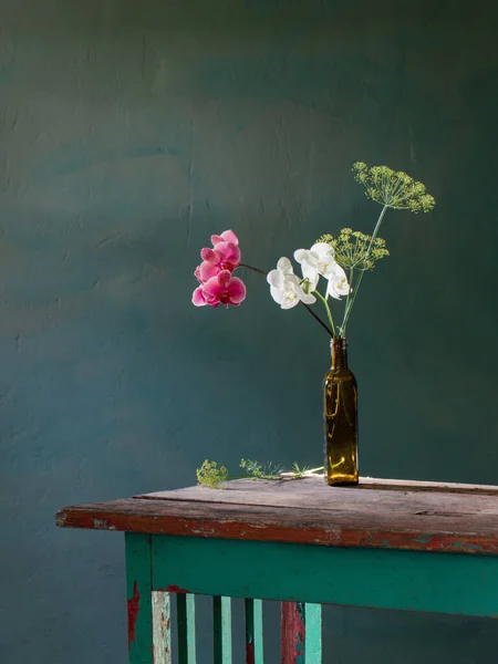 Ungewöhnliches Bouquet Von Dill Und Orchidee Auf Altem Vintage Hintergrund — Stockfoto