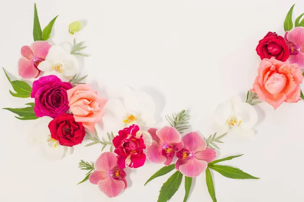 Beyaz Arkaplanda Yaz Çiçeklerinin Deseni — Stok fotoğraf