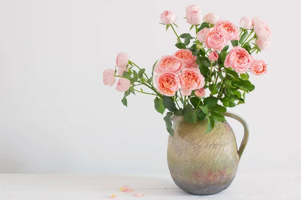 Bouquet Roses Pivoines Dans Une Cruche Céramique Sur Fond Blanc — Photo