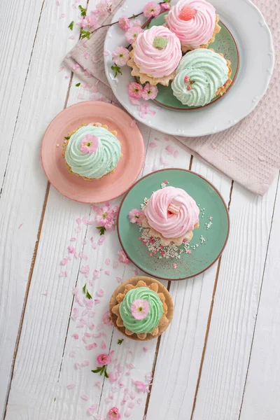 Cupcakes Rosa Verde Com Flores Primavera Fundo Madeira Branca — Fotografia de Stock