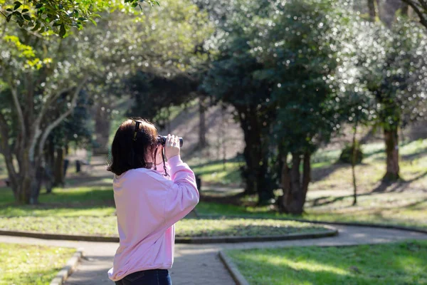 Jovem Mulher Com Binocular Parque Primavera — Fotografia de Stock