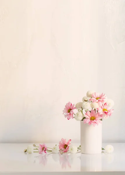 Crisantemos Blancos Rosados Jarrón Sobre Fondo Blanco — Foto de Stock