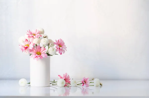 白い背景の花瓶に白とピンクの菊 — ストック写真