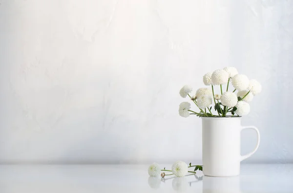 Weiße Chrysanthemen Vintage Cup Auf Weißem Hintergrund — Stockfoto