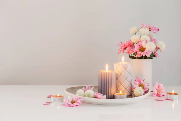 Brennende Kerzen Und Rosa Und Weiße Chrysanthemen Weißen Interieur — Stockfoto